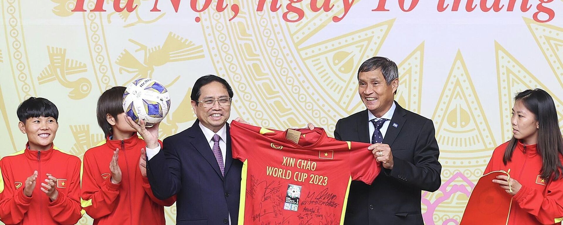 Huấn luyện viên Mai Đức Chung và các cầu thủ đội tuyển nữ Việt Nam tặng quà lưu niệm cho Thủ tướng Phạm Minh Chính - Sputnik Việt Nam, 1920, 10.02.2022