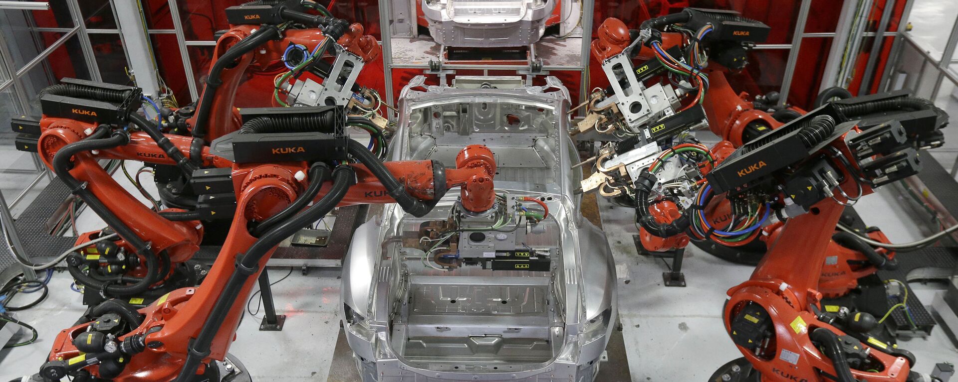 Những chiếc xe Tesla đang được robot lắp ráp tại nhà máy ở Fremont, California - Sputnik Việt Nam, 1920, 27.12.2023