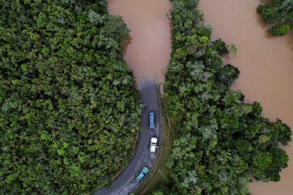 Dòng ô tô trước con đường ngập lụt ở Madagascar - Sputnik Việt Nam