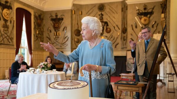 Nữ hoàng Elizabeth II trước chiếc bánh kỷ niệm 60 năm trị vì của bà tại dinh thự ở Norfolk - Sputnik Việt Nam