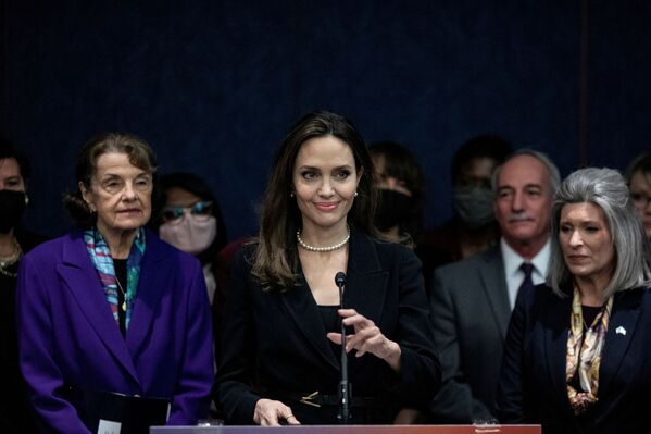 Nữ diễn viên Angelina Jolie phát biểuvới thành viên Quốc hội trên Đồi Capitol ở Washington DC, Hoa Kỳ - Sputnik Việt Nam
