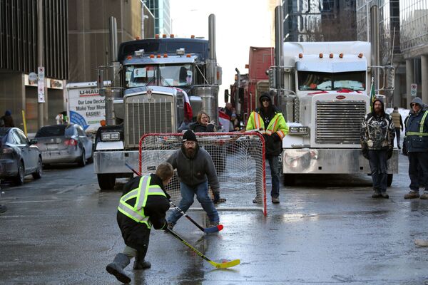 Người biểu tình chơi khúc côn cầu đường phố ở Ottawa, Canada - Sputnik Việt Nam