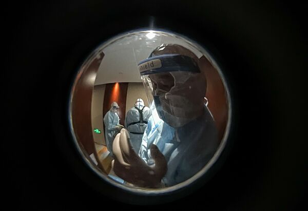 Nhân viên y tế mặc đồ bảo hộ tại khách sạn Rooy Hotels ở Bắc Kinh - Sputnik Việt Nam