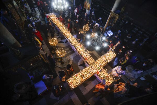 Hàng trăm bình mật ong và những ngọn nến thắp sáng hình thánh giá trong thánh lễ &quot;dâng hiến mật ong&quot; tại Nhà thờ Cung nghinh Đức Trinh nữ Maria ở thành phố Blagoevgrad, Bulgaria - Sputnik Việt Nam