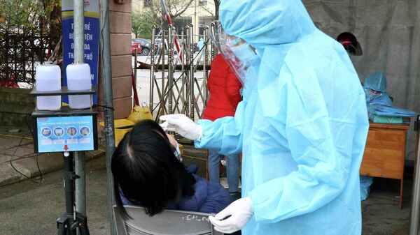 Người dân test nhanh COVID-19 tại bệnh viện đa khoa thành phố Hà Tĩnh - Sputnik Việt Nam