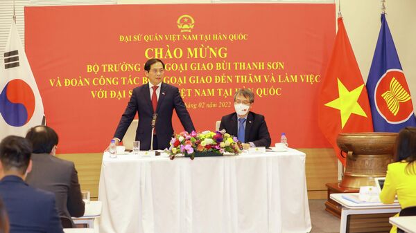 Bộ trưởng Ngoại giao Bùi Thanh Sơn gặp gỡ, nói chuyện với cán bộ Đại sứ quán Việt Nam và các Cơ quan đại diện khác của Việt Nam tại Hàn Quốc - Sputnik Việt Nam