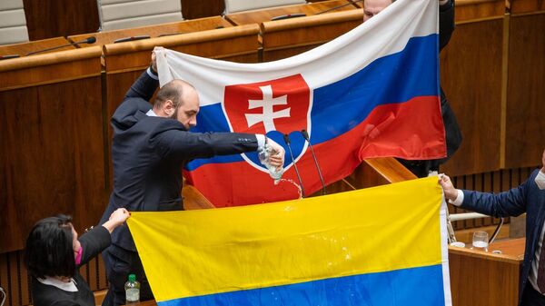 Andriy Medvecki, thành viên của Đảng Nhân dân cực hữu Slovakia của chúng ta, đã đổ nước lên lá cờ của Ukraine tại Quốc hội Slovakia - Sputnik Việt Nam