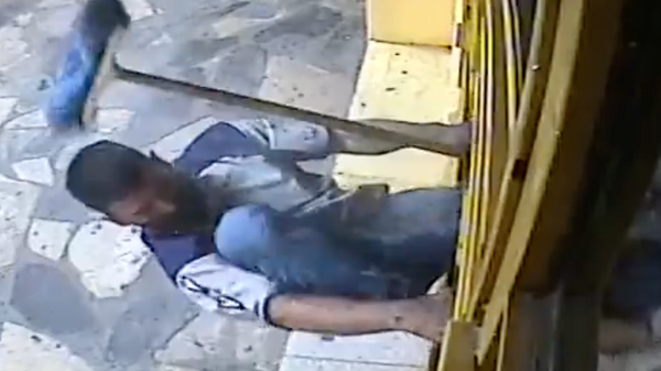 Video: Tên trộm định cướp tiệm bánh nhưng bị đánh bằng chổi - Sputnik Việt Nam