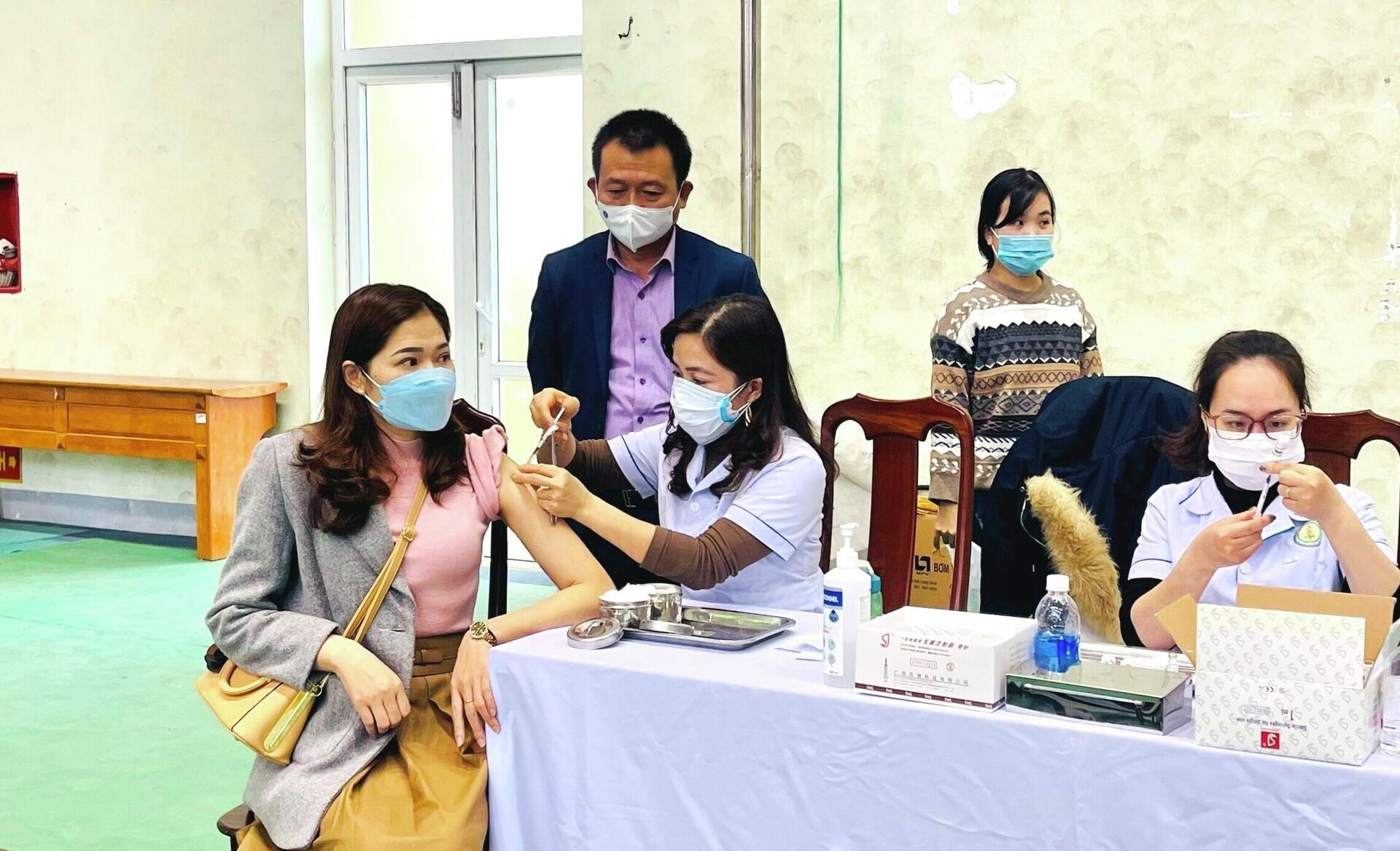 Người dân Quảng Bình được tiêm vaccine mũi bổ sung phòng chống dịch COVID-19. - Sputnik Việt Nam, 1920, 18.02.2022