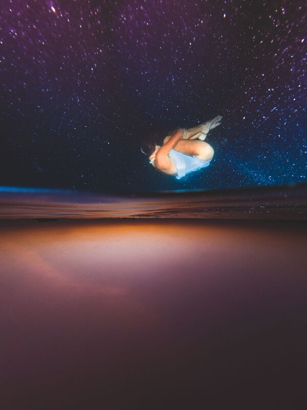 Bức ảnh &quot;Ngôi sao siêu mới trên thiên đường&quot; của nhiếp ảnh gia Tây Ban Nha Quico Abadal, đoạt giải nhất hạng mục Nhìn lên và đi thẳng, cuộc thi The Underwater Photographer of the Year 2022 - Sputnik Việt Nam