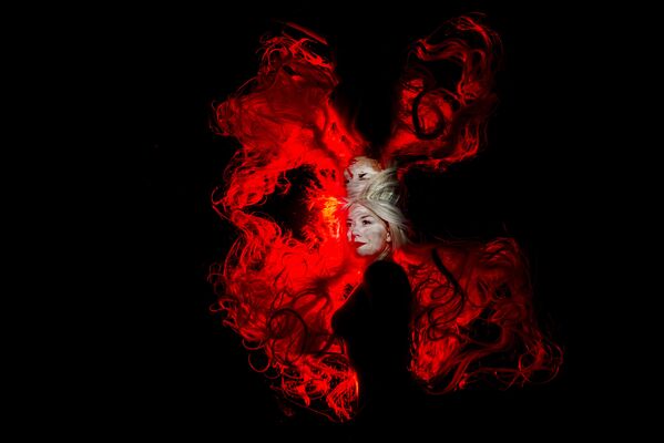 Bức ảnh &quot;Rapunzel trong ánh lửa&quot; của nhiếp ảnh gia Đức Thomas Heckmann, giải nhất hạng mục Chân dung, cuộc thi The Underwater Photographer of the Year 2022 - Sputnik Việt Nam