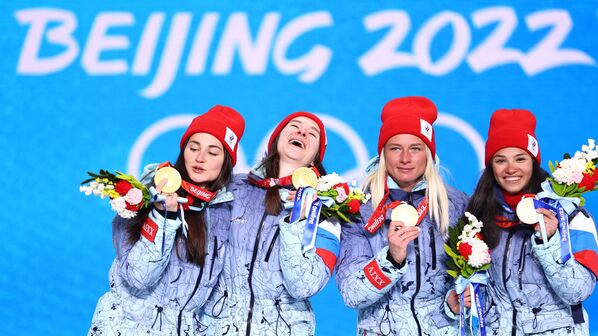 Các vận động viên Nga giành huy chương vàng trong nội dung trượt tuyết tiếp sức cự ly 4x5 km nữ tại Thế vận hội mùa Đông Olympic lần thứ XXIV ở Bắc Kinh - Sputnik Việt Nam