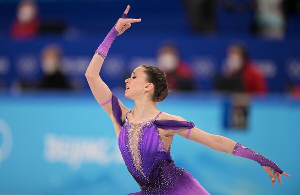 Vận động viên Nga, thành viên đội tuyển quốc gia Nga (đội ROC) Kamila Valieva thực hiện chương trình ngắn trong nội dung thi đấu của đội trượt băng nghệ thuật đơn nữ tại Thế vận hội mùa Đông Olympic lần thứ 24 ở Bắc Kinh - Sputnik Việt Nam
