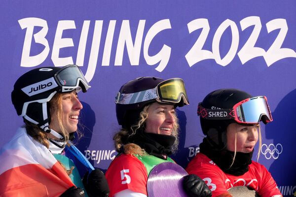 Các VĐV đoạt giải môn trượt tuyết ván nữ tại Thế vận hội Olympic mùa Đông lần thứ 24 ở Bắc Kinh (từ trái sang phải): Chloe Trespöche (Pháp) - huy chương bạc, Lindsey Jacobellis (Mỹ) - huy chương vàng và Merieta One (Canada) - huy chương đồng - Sputnik Việt Nam