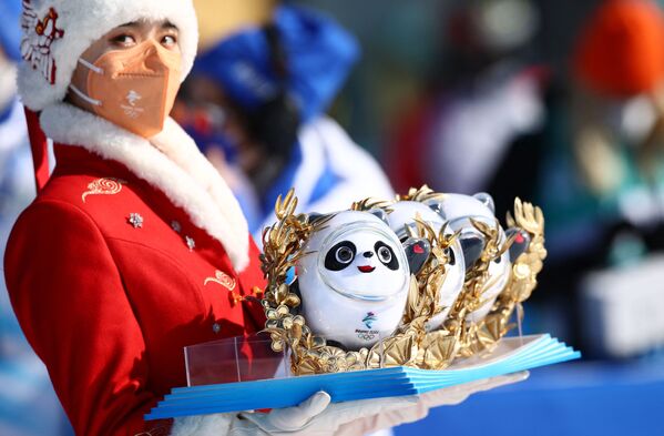 Cô gái với các giải thưởng tại Thế vận hội Olympic mùa đông lần thứ 24 ở Bắc Kinh - Sputnik Việt Nam
