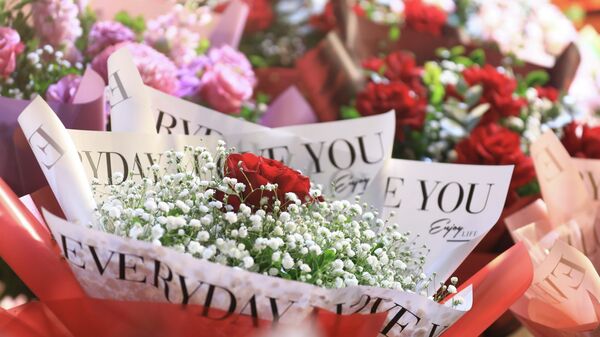Hoa Hồng - hoa tượng trưng cho tình yêu được bày bán nhiều trong dịp Lễ tình nhân - Sputnik Việt Nam