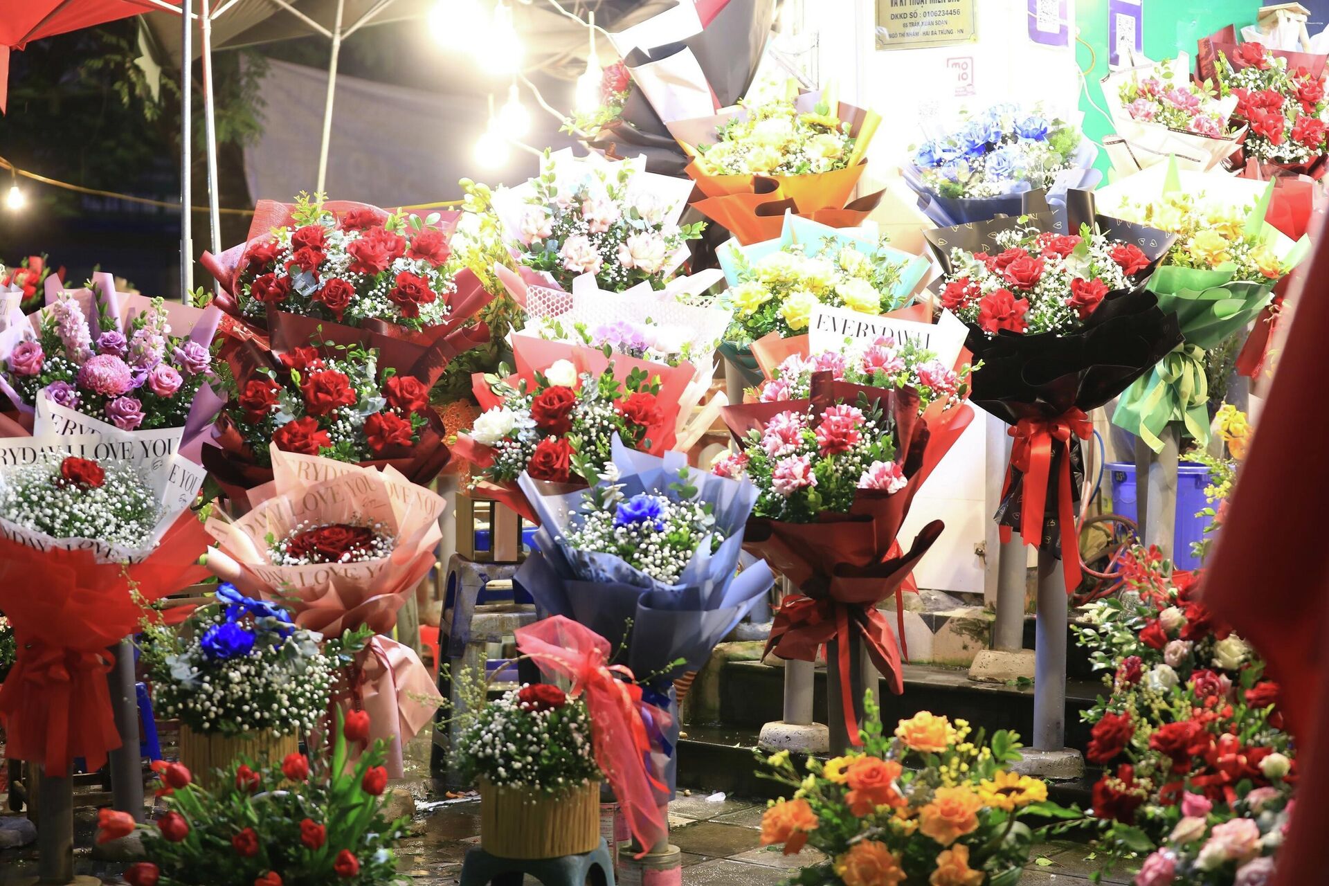 Một cửa hàng hoa trên phố Trần Xuân Soạn với các loại hoa màu sắc rực rỡ được bày bán chuẩn bị cho ngày lễ tình nhân - Sputnik Việt Nam, 1920, 14.02.2022