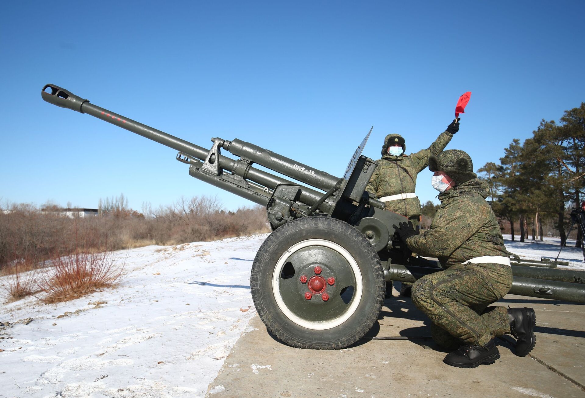 Pháo thủ bắn từ khẩu pháo ZiS-3 trong chương trình Phát đạn nhớ mãi ở điểm cao Kurgan để vinh danh Ngày Bảo vệ Tổ quốc ở Volgograd - Sputnik Việt Nam, 1920, 15.02.2022
