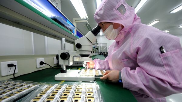 Công nhân nhà máy tại Suncore Photovoltaic Technology Co., Ltd. ở thành phố Hoài Nam, tỉnh An Huy phía đông Trung Quốc - Sputnik Việt Nam