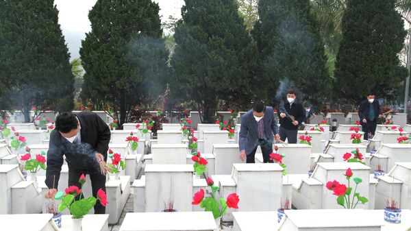 Bí thư Tỉnh ủy Hà Giang Đặng Quốc Khánh cùng các đồng chí lãnh đạo tỉnh thắp hương các phần mộ Anh hùng liệt sỹ tại Nghĩa trang Liệt sỹ Quốc gia Vị Xuyên - Sputnik Việt Nam