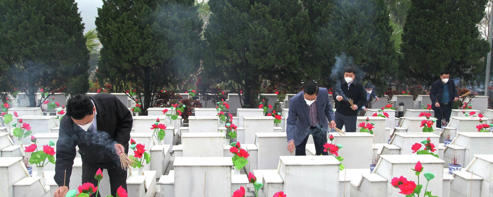 Bí thư Tỉnh ủy Hà Giang Đặng Quốc Khánh cùng các đồng chí lãnh đạo tỉnh thắp hương các phần mộ Anh hùng liệt sỹ tại Nghĩa trang Liệt sỹ Quốc gia Vị Xuyên - Sputnik Việt Nam, 1920, 16.02.2022