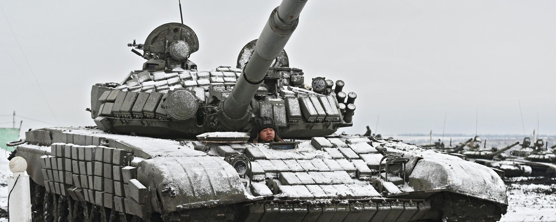 Xe tăng T-72B3 trong cuộc tập trận của sư đoàn súng trường cơ giới số 150 thuộc Quân khu phía Nam (SMD) tại bãi tập Kadamovsky ở vùng Rostov. - Sputnik Việt Nam, 1920, 16.02.2022
