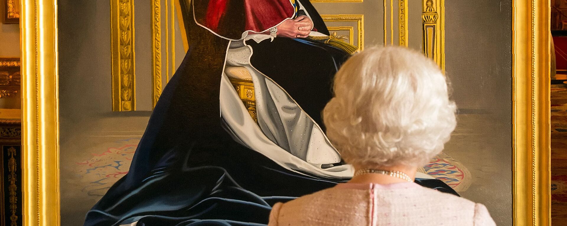 Nữ hoàng Elizabeth II trước bức chân dung của mình tại lâu đài Windsor - Sputnik Việt Nam, 1920, 17.02.2022