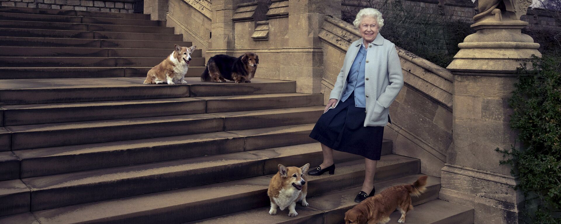 Elizabeth II trong một lần đi dạo gần Lâu đài Windsor với những chú chó của mình - Corgi Willow và Holly và Dorgi Vulkan và Candy - Sputnik Việt Nam, 1920, 17.02.2022