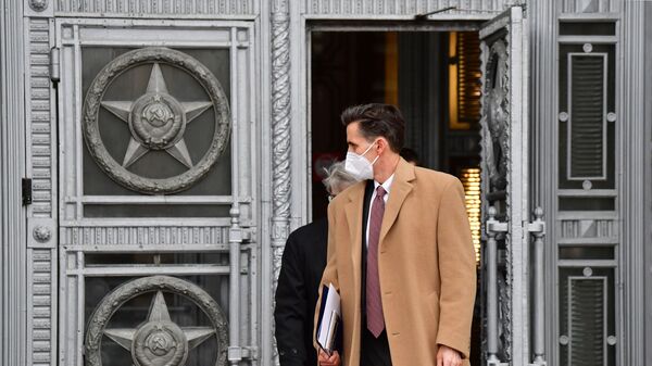 Phó Trưởng Đại sứ quán Mỹ tại Moscow Bart Gorman rời tòa nhà Bộ Ngoại giao Nga ở Moscow - Sputnik Việt Nam