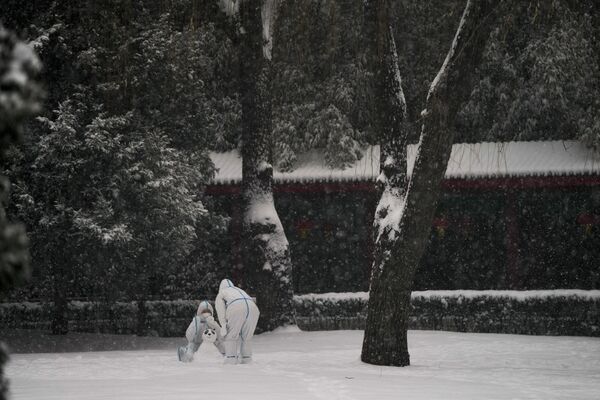 Công nhân mặc đồ bảo hộ chơi trong tuyết tại Thế vận hội mùa đông 2022 ở Bắc Kinh - Sputnik Việt Nam