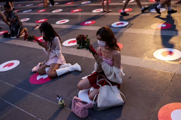 Cầu nguyện tập thể tại đền Trimurti vào ngày lễ tình nhân ở Bangkok, được cho là mang lại tình yêu - Sputnik Việt Nam