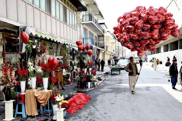 Người bán hàng rong mang theo những quả bóng bay hình trái tim chờ người mua sắm vào Ngày lễ tình nhân ở Kabul - Sputnik Việt Nam