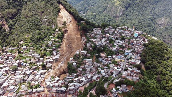 Cảnh nhìn từ trên không nơi xảy ra sạt lở đất ở Morro da Officina sau trận mưa lớn ở Petropolis, Brazil - Sputnik Việt Nam