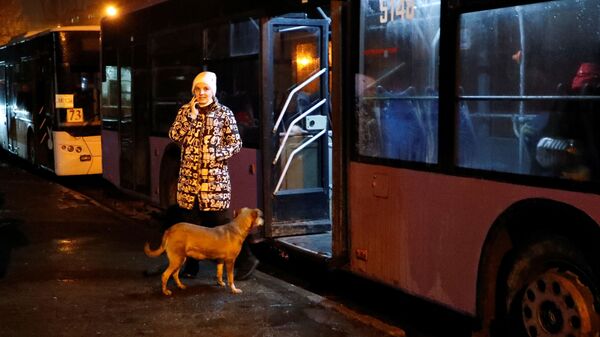 Người dân lên xe buýt được tổ chức để sơ tán ra khỏi  Donetsk - Sputnik Việt Nam