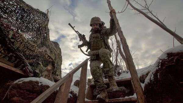 Người lính Ukraina trên đường biên ở ngoai ô Gorlovka, tỉnh Donetsk - Sputnik Việt Nam