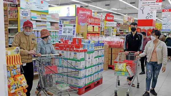 Người dân mua bán tại siêu thị Big C Long Biên, Hà Nội. - Sputnik Việt Nam
