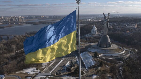 Quốc kỳ Ukraina và Tượng đài Mẹ Tổ quốc ở Kiev - Sputnik Việt Nam