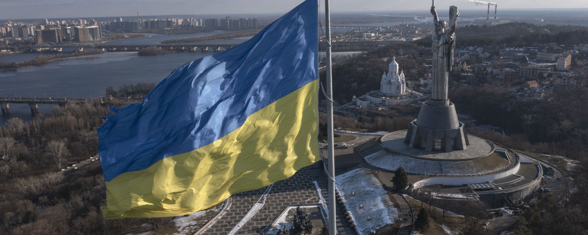 Quốc kỳ Ukraina và Tượng đài Mẹ Tổ quốc ở Kiev - Sputnik Việt Nam, 1920, 23.03.2022