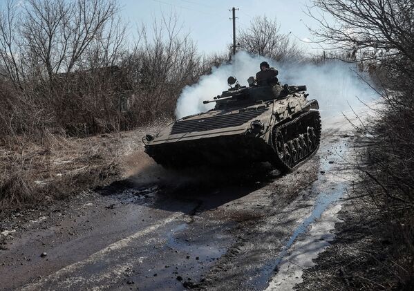 Một binh sĩ của lực lượng vũ trang Ukraina trên xe chiến đấu bộ binh ở vùng Donetsk - Sputnik Việt Nam