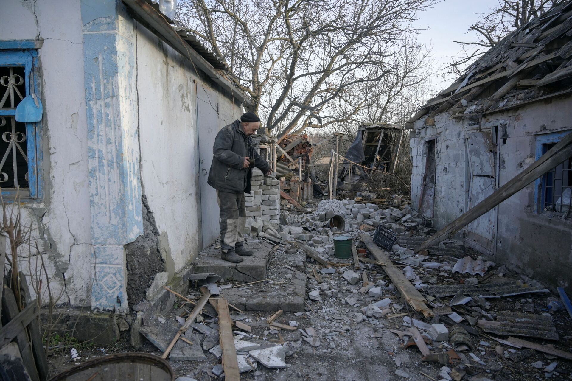 Tòa nhà bị phá hủy do pháo kích ở làng Taramchuk, tỉnh Donetsk - Sputnik Việt Nam, 1920, 05.03.2022