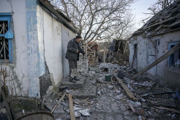 Tòa nhà bị phá hủy do pháo kích ở làng Taramchuk, tỉnh Donetsk - Sputnik Việt Nam