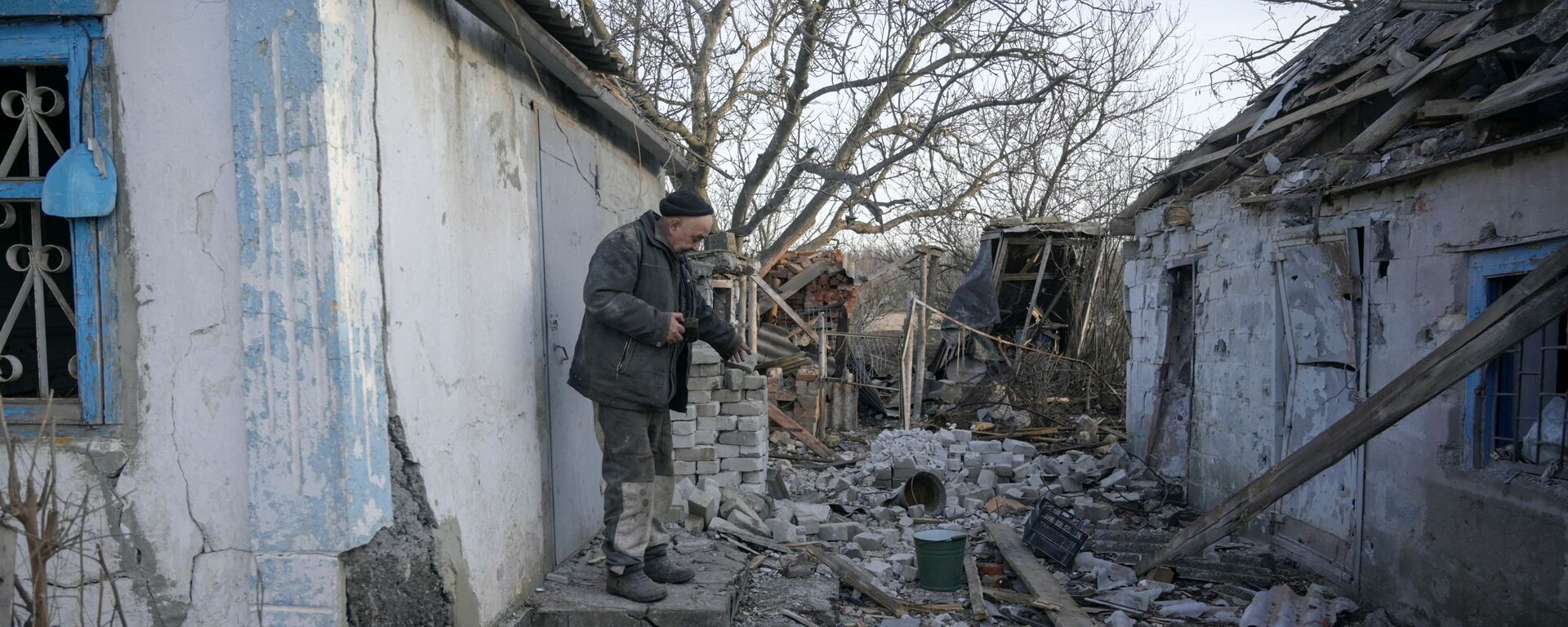 Tòa nhà bị phá hủy do pháo kích ở làng Taramchuk, tỉnh Donetsk - Sputnik Việt Nam, 1920, 21.02.2022