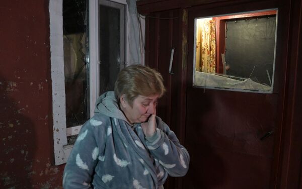 Người phụ nữ trong sân ngôi nhà của mình, hứng chịu hậu quả của pháo kích, trong ngôi làng mỏ &quot;Trudovskaya&quot; ở Donetsk - Sputnik Việt Nam