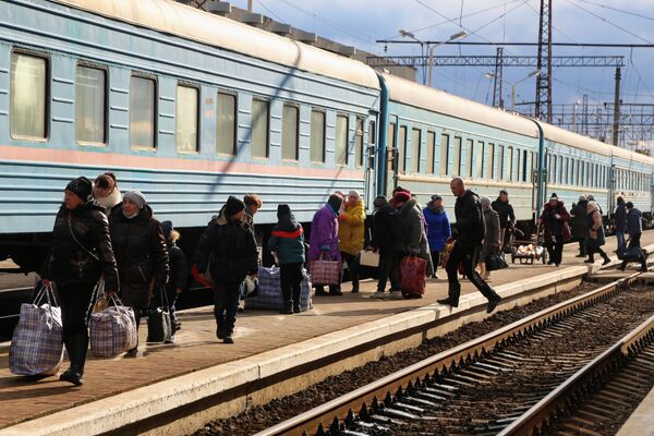 Cư dân của Cộng hòa Nhân dân Donetsk (DNR) tại nhà ga xe lửa ở Debaltsevo trong cuộc di tản sang tỉnh Rostov, Nga - Sputnik Việt Nam