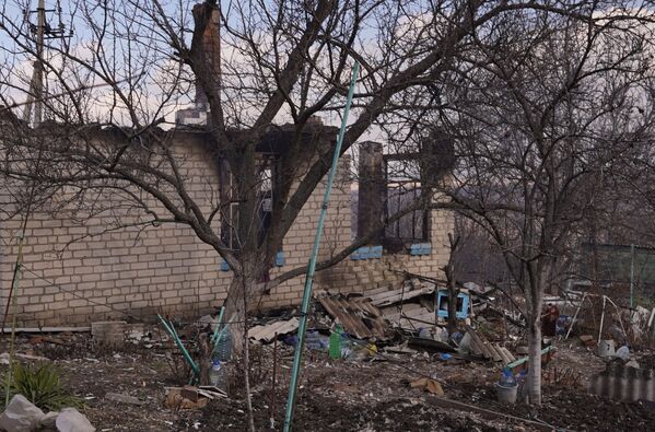 Hậu quả cuộc tấn công bằng pháo của Lực lượng vũ trang Ukraina vào làng Pionerskoye ở Cộng hòa Nhân dân Lugansk, khiến hai người thiệt mạng - Sputnik Việt Nam