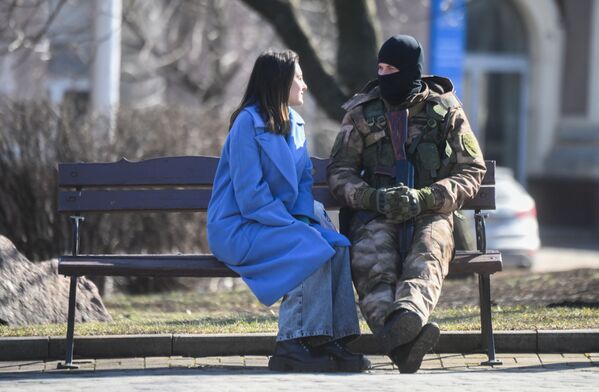 Quân nhân với cô gái tại một trong những quảng trường ở Donetsk - Sputnik Việt Nam