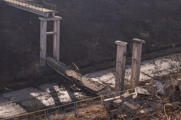 Cầu đi bộ bị phá hủy trong khu định cư Stanitsa-Luganskaya - Sputnik Việt Nam
