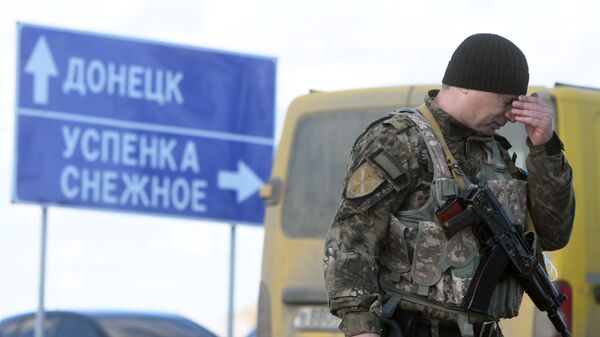 Quân nhân DNR tại trạm kiểm soát Uspenka ở tỉnh Donetsk - Sputnik Việt Nam