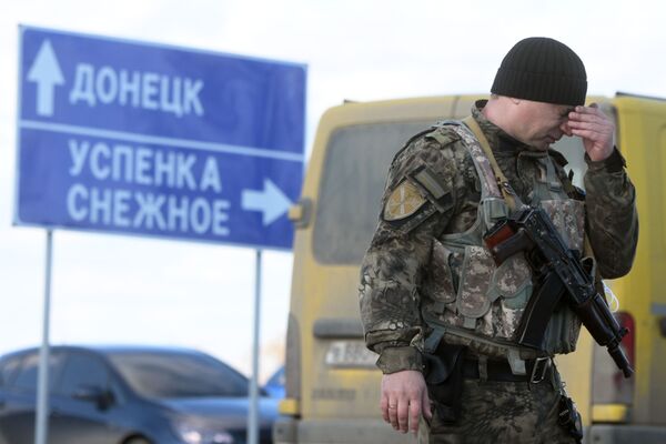 Quân nhân DNR tại trạm kiểm soát Uspenka ở tỉnh Donetsk - Sputnik Việt Nam