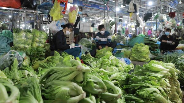 Nguồn hàng các loại nông sản tại chợ Phùng Khoang, quận Nam Từ Liêm trong những ngày này rất dồi dào, giá cả giữ ổn định như những ngày bình thường trong năm - Sputnik Việt Nam